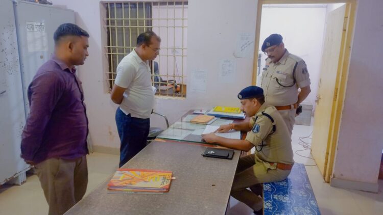 पुलिस अधीक्षक त्रिलोक बंसल ने ग्रामीण क्षेत्रों के भ्रमण के दौरान थाना दाढ़ी एवं नवागढ़ का आकस्मिक निरीक्षण कर लिया जायजा