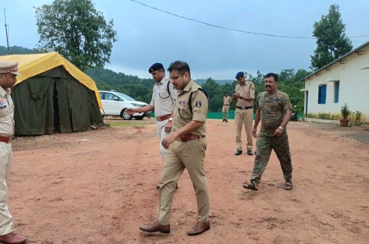 SP डॉ.जितेंद्र यादव ने जिले के सीमावर्ती थाना, पुलिस कैम्प एवं रक्षित केन्द्र का किया निरीक्षण