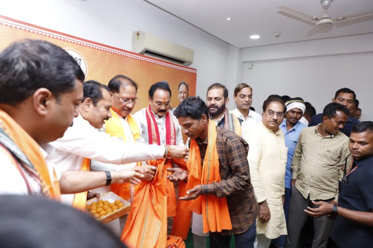 अंतागढ़ के 122 जनप्रतिनिधियों व ग्रामीणों ने थामा भाजपा का दामन, मुख्यमंत्री विष्णुदेव साय ने दिलाई सदस्यता