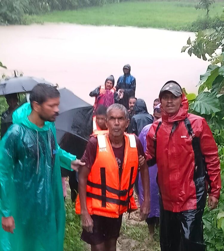 बाढ़ का खतरा: माड़ीन नदी के बीच पेड़ पर फंसे ग्रामीण का सफल रेस्क्यू, खतरे के मुहाने पर बसे 9 परिवार भी शिफ्ट