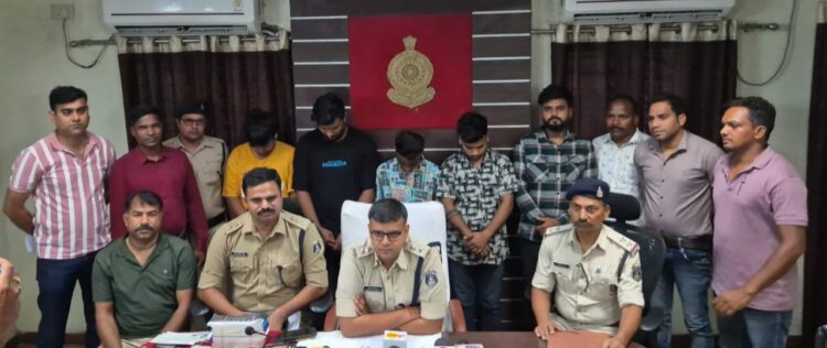 ऑनलाइन सट्टा खिलाते पांच सटोरिये गिरफ्तार: दो लैपटॉप, 21 मोबाइल, 26 सिम, 37 चेक बुक, 72 ATM सहित 6.60 लाख का मशरूका बरामद