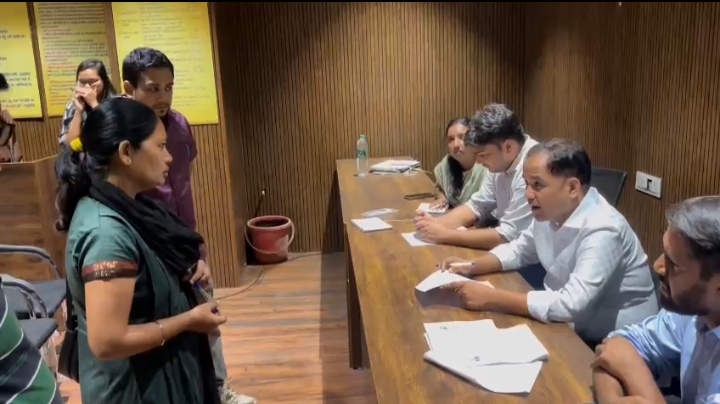 कलेक्टर डॉ. गौरव सिंह के निर्देश पर कलेक्टर परिसर स्थित कमरा नंबर चार अब स्थाई जनदर्शन के लिए है आरक्षित, प्रतिदिन लग रहा कलेक्टर जनदर्शन