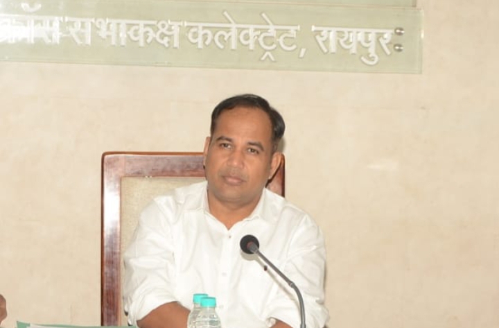 राजीव युवा मितान क्लब खातों में जमा राशि शासन के खजाने में तत्काल हस्तांतरित कर पूर्व में उपयोग किए गए राशि का उपयोगिता प्रमाण-पत्र प्रस्तुत करवाएं : कलेक्टर