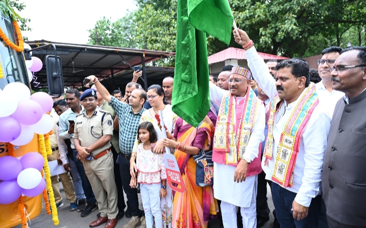 पुलिस परिवार के बच्चों को स्कूल आने जाने के लिए मिली बस की सुविधा, मुख्यमंत्री और ने बस को दिखाई हरी झंडी