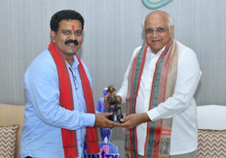 उपमुख्यमंत्री विजय शर्मा ने गुजरात के मुख्यमंत्री भूपेंद्र पटेल से की मुलाकात, स्वर्णिम संकुल-2 में टेक्नोलॉजी के प्रयोग का किया अध्ययन