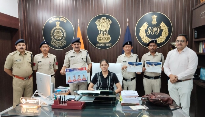 SP भावना गुप्ता ने उत्कृष्ट कार्य करने वाले 15 पुलिसकर्मियों को किया पुरस्तकृत