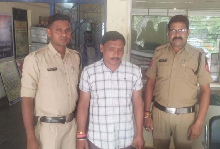 डायल 112 के आरक्षक के साथ मारपीट कर वाहन का हेडलाइट तोड़ने वाला गनियारी का सरपंच गिरफ्तार