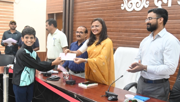 नेशनल स्कूल खेल में पदक विजेताओं को कलेक्टर ऋचा प्रकाश चौधरी ने किया चेक वितरण
