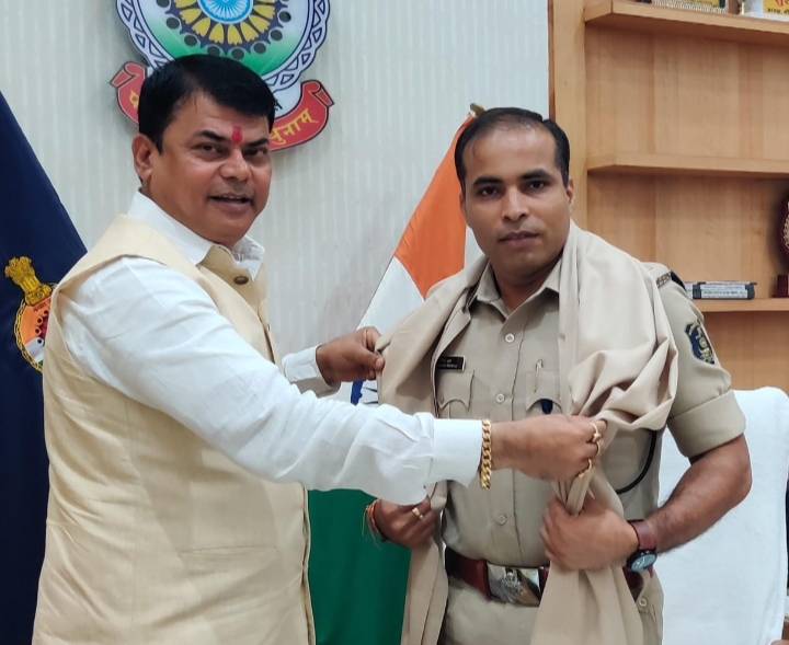 गुंडे-बदमाशों पर कार्रवाई से बढ़ा पुलिस का भरोसा और विश्वास, दया सिंह ने किया एसपी का सम्मान