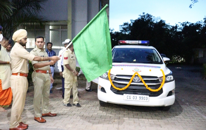 SP योगेश पटेल ने इंटरसेप्टर वाहन कों हरी झंडी दिखाकर किया रवाना, वाहन मे तैनात पुलिसकर्मियों कों दिए आवश्यक दिशा निर्देश