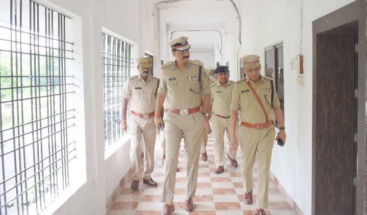 IG डॉ. संजीव शुक्ला ने जिला जांजगीर-चाम्पा का किया वार्षिक निरीक्षण, पुलिसकर्मियों की समस्याओं से हुए रूबरू