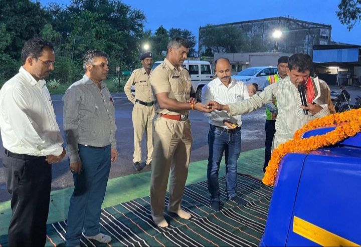 ट्रैफिक डीएसपी सतीश ठाकुर ने विधिवत पूजा अर्चना कर आधुनिक उपकरण से लैस एम्बुलेंस को दिखाई हरी झंडी