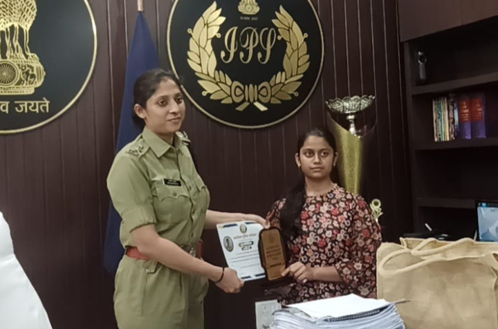 SP भावना गुप्ता ने जन्मदिन पर हेलमेट वितरण करने वाली छात्रा को किया सम्मानित