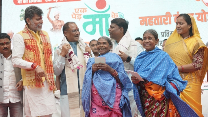 मुख्यमंत्री विष्णुदेव साय के हाथों वनाधिकार पत्र का फौती-नामांतरण किसान पुस्तिका पाकर हर्षित हुईं सुनामनी और बुधरी