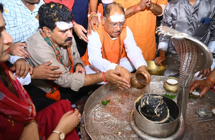 मुख्यमंत्री ने भोरमदेव मंदिर में भोलनाथ का अभिषेक कर प्रदेशवासियों के सुख समृद्धि की कामना की