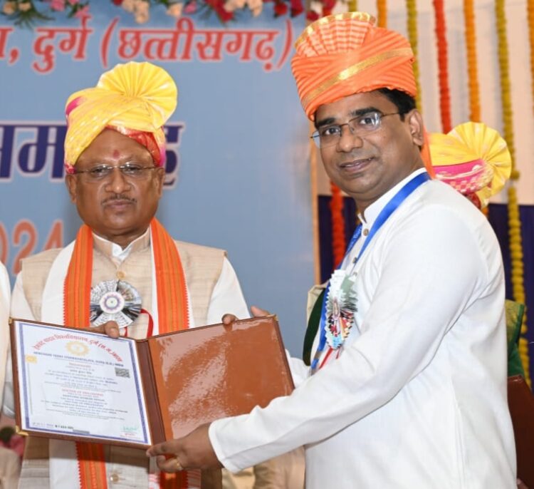 हेमचंद यादव विश्वविद्यालय के दीक्षांत समारोह में राज्यपाल की उपस्थिति में मुख्यमंत्री द्वारा एसएसपी रायपुर संतोष सिंह को मिली डॉक्टरेट की उपाधि