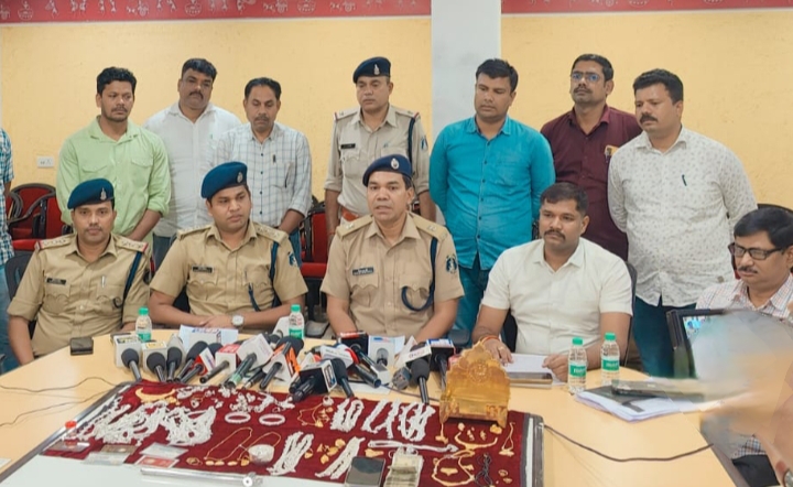 08 चोरी की घटनाओं को अंजाम देने वाले आरोपी 03 भाई-बहन तथा 02 क्रेता गिरफ्तार