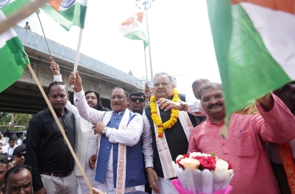 मुख्यमंत्री विष्णु देव साय तिरंगा रैली में हुए शामिल, हरी झंडी दिखाकर रैली को किया रवाना