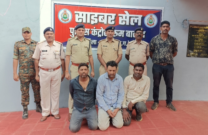 एटीएम एक्सचेंज गिरोह के 03 आरोपी गिरफ्तार, तीनो एक साथ मोटर सायकल में घुमघुम कर करते है छलपूर्वक ठगी
