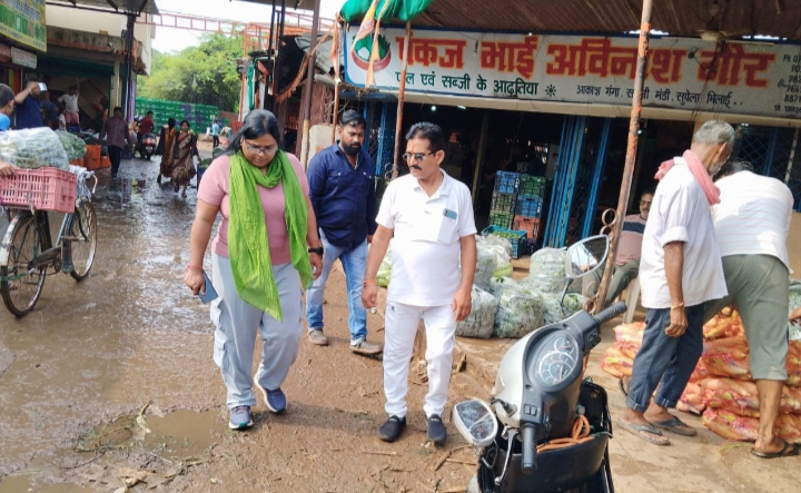 सुबह-सुबह आकाश गंगा सब्जी मंडी में निगम की टीम ने दी दबिस, स्वच्छता बनाए रखने दिए निर्देश