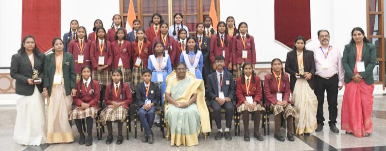 राष्ट्रपति से सरगुजा संभाग की छात्राओं ने की सौजन्य मुलाकात, छात्राओं ने इस सुनहरे अवसर के लिए मुख्यमंत्री एवं प्रशासन के प्रति जताया आभार