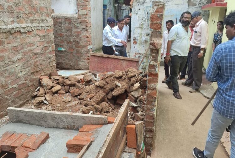 नोटिस देने को बाद भी नही हटाया अवैध कब्जा, निगम की टीम ने किया ध्वस्त