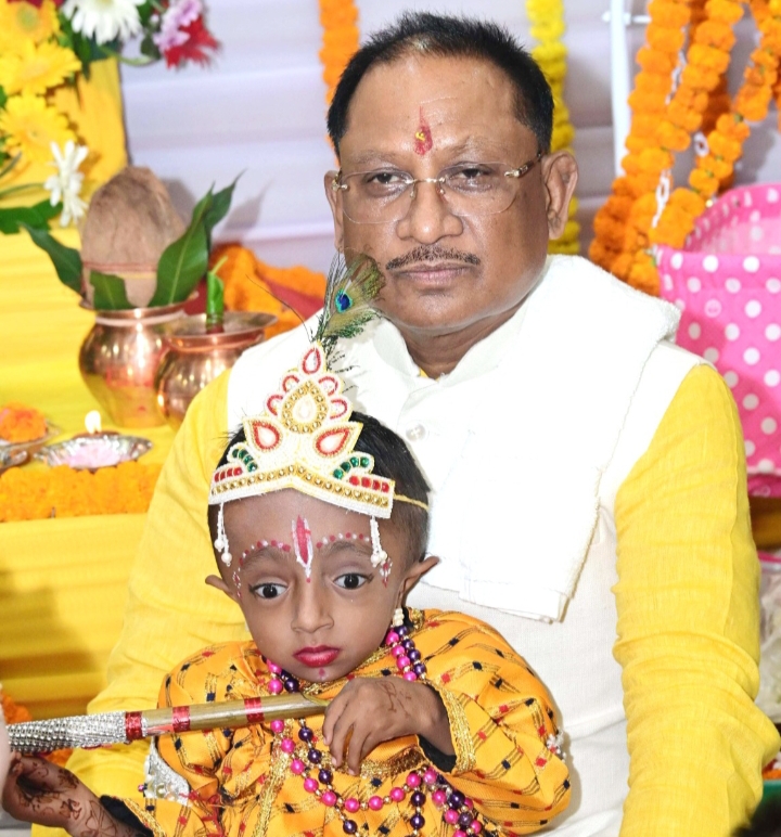 ‘विष्णु’ के घर कृष्ण जन्माष्टमी की धूम: मुख्यमंत्री ने दिव्यांग बच्चों संग मनाया त्यौहार, अपने हाथों से दिया सभी बच्चों को प्रसाद