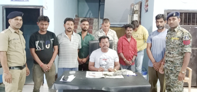 खेत में जुआ खेलते 10 जुआड़ी चढ़े पुलिस के हत्थे, 83100₹ नगद एवं ताश की पत्ती जप्त