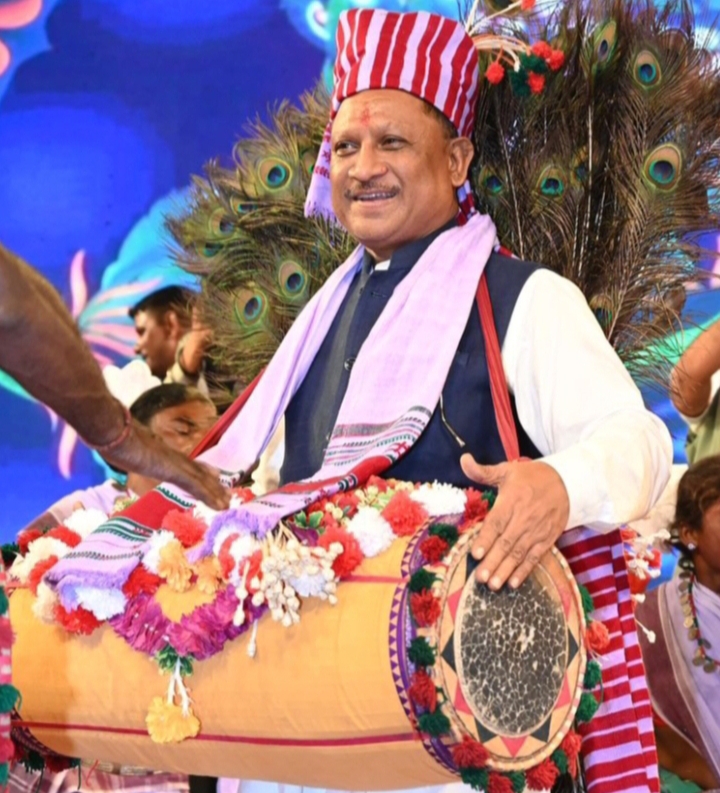 चक्रधर समारोह में मांदर थामे कर्मा नृत्य कर मुख्यमंत्री विष्णुदेव साय ने कलाकारों का बढ़ाया उत्साह