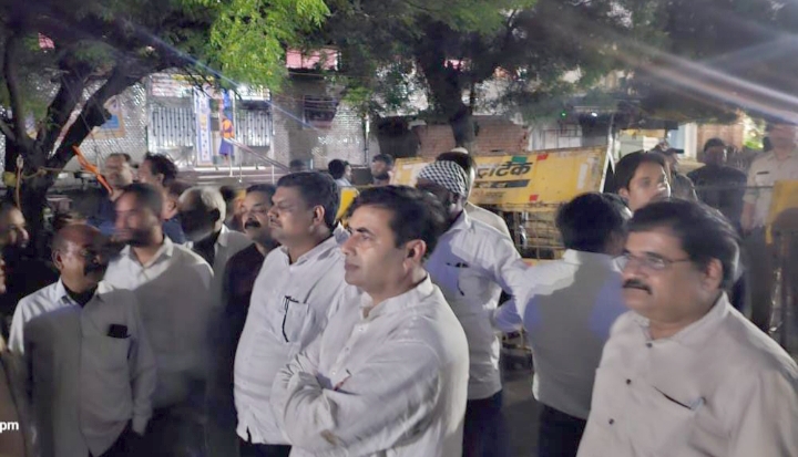 शिवनाथ नदी पहुँचे विधायक एवं महापौर: बाढ़ के स्थिति का लिया जायजा, अफसरों को अलर्ट रहने के दिए निर्देश