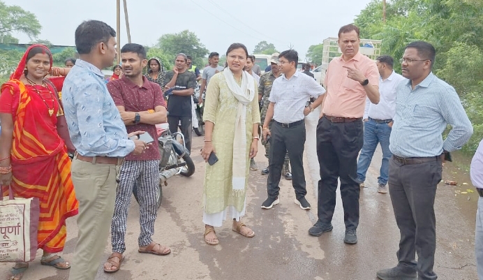 दुर्ग संभागायुक्त और कलेक्टर ने बाढ़ग्रस्त क्षेत्र का किया निरीक्षण, बाढ़ पीड़ितों से मुलाकात कर समस्याओं का समाधान करने का दिया आश्वासन