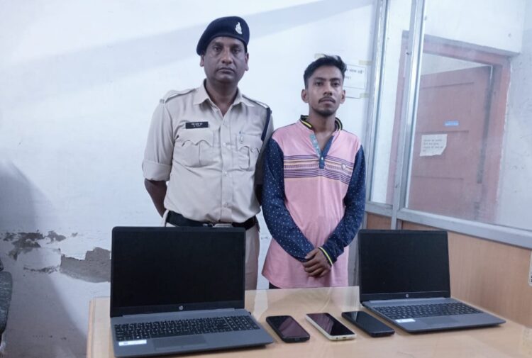 अखबार कार्यालय से 32 लाख रूपये चोरी करने वाला आरोपी गिरफ्तार, लैपटॉप नगदी सहित 1.20 लाख रुपए का जुमला जप्त