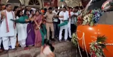 भाजपा महिला विधायक धक्का-मुक्की में ट्रेन के आगे गिरीं धड़ाम से, वंदे भारत ट्रेन को दिखाने गई थी हरी झंडी