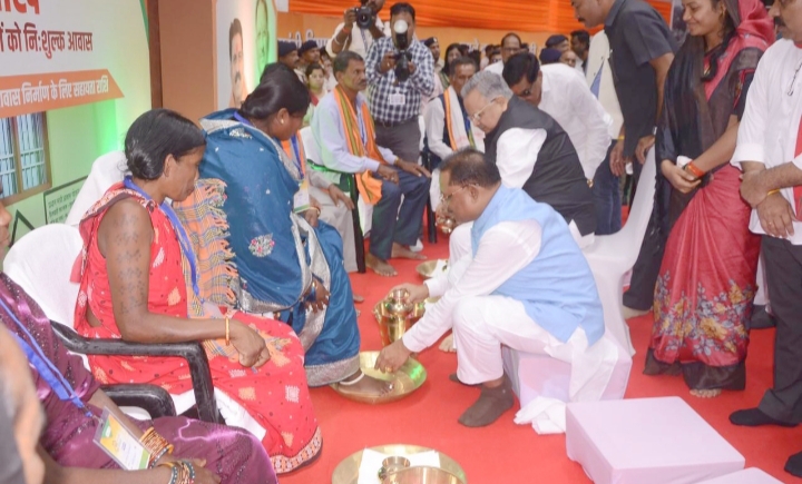 मुख्यमंत्री विष्णुदेव साय ने प्रधानमंत्री आवास योजना के हितग्राहियों के पांव पखारकर जनसेवा का दिया अद्वितीय उदाहरण