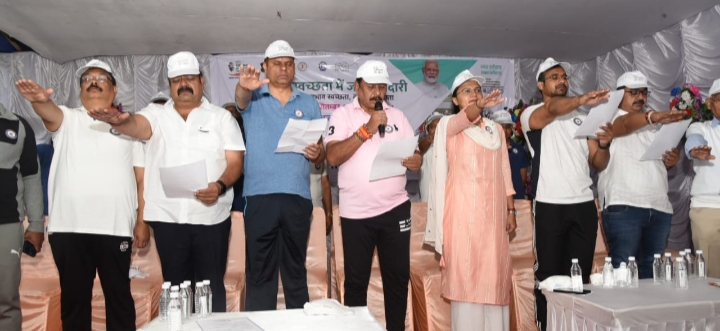 स्वयं जागरूक हो और दूसरों को भी सफाई के प्रति जागरूक करे- सांसद विजय बघेल