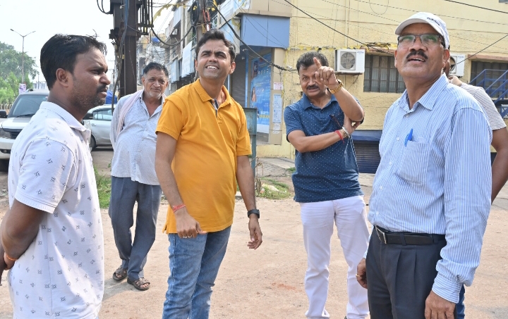 हम निगम की कार्य प्रणाली ऐसी बनाएं जिससे यहां पर काम कराने आने वाले नागरिकों को किसी प्रकार की परेशानी ना हो : आयुक्त बजरंग दुबे