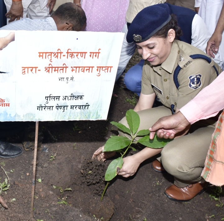 “एक पेड़ मां के नाम अभियान” के तहत एसपी भावना गुप्ता ने किया वृक्षारोपण, हरी झंडी दिखाकर एंबुलेंस को जनकल्याण हेतु किया रवाना