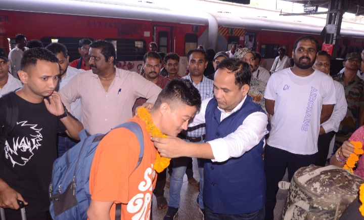 भारतीय सेना के जवान पहुंचे रायपुर, कलेक्टर डाॅ. गौरव सिंह ने किया स्वागत