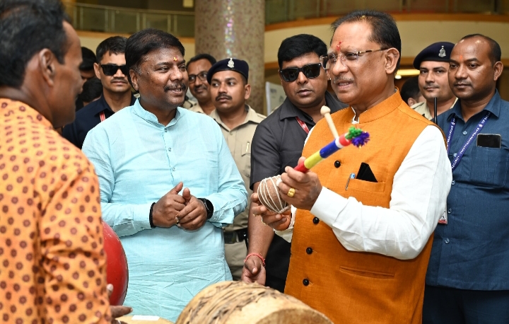मुख्यमंत्री ने किया प्रथम छत्तीसगढ़ हरित शिखर सम्मेलन का शुभारंभ, पारंपरिक हर्बल उत्पादों और लोक कला का किया अवलोकन