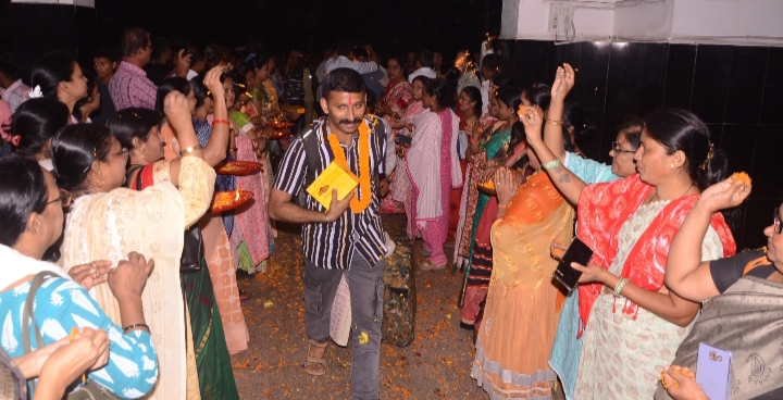 ढोल-नंगाड़े के साथ जोरदार स्वागत और माला पहनाकर भारतीय सैनिकों को दी गई विदाई, जवानों पर फूलों की हुई बारिश