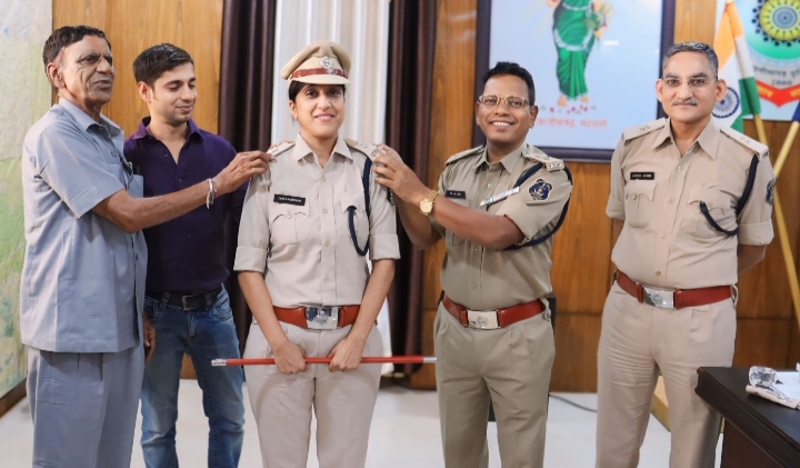 गीता वाधवानी बनी अतिरिक्त पुलिस अधीक्षक, एसपी ने कंधे पर अशोक स्तंभ लगाकर दी बधाई एवं शुभकामनाएं
