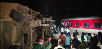 बागमती एक्सप्रेस मालगाड़ी से टकराई: छः डिब्बे पटरी से उतरी, दो बोगी में लगी आग, कई यात्री घायल, कई ट्रेन के बदले गए रूट