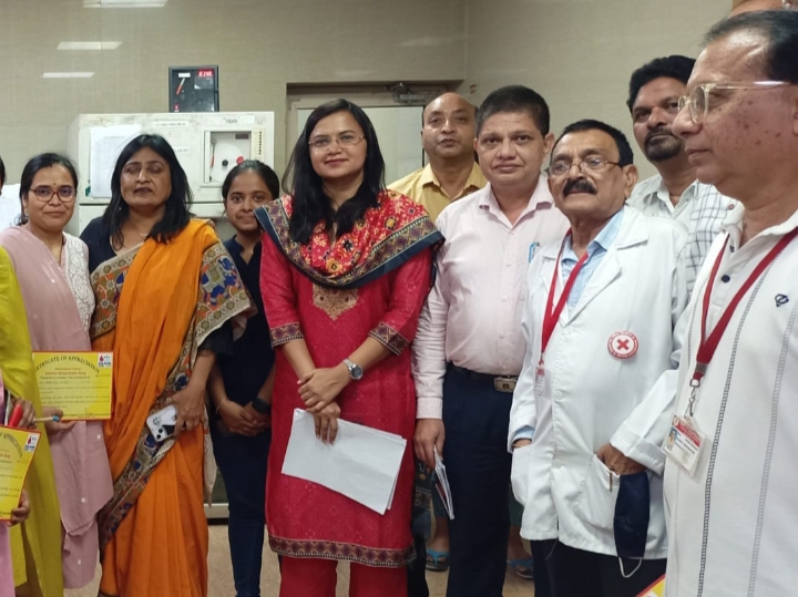 कलेक्टर ऋचा प्रकाश चौधरी ने किया रक्तदान, जिला अस्पताल में आयोजित रक्तदान शिविर में कुल 7 यूनिट रक्त हुआ प्राप्त