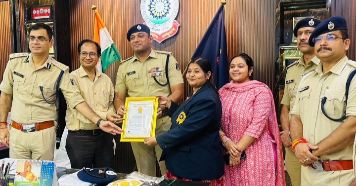 राजनांदगांव पुलिस ने बनाया ‘‘गोल्डन बुक ऑफ वर्ल्ड रिकार्ड्स’’, साइबर एवं नशे के विरूद्ध जन-जागरूकता अभियान चलाकर 27143 लोगों को एक साथ किया जागरूक