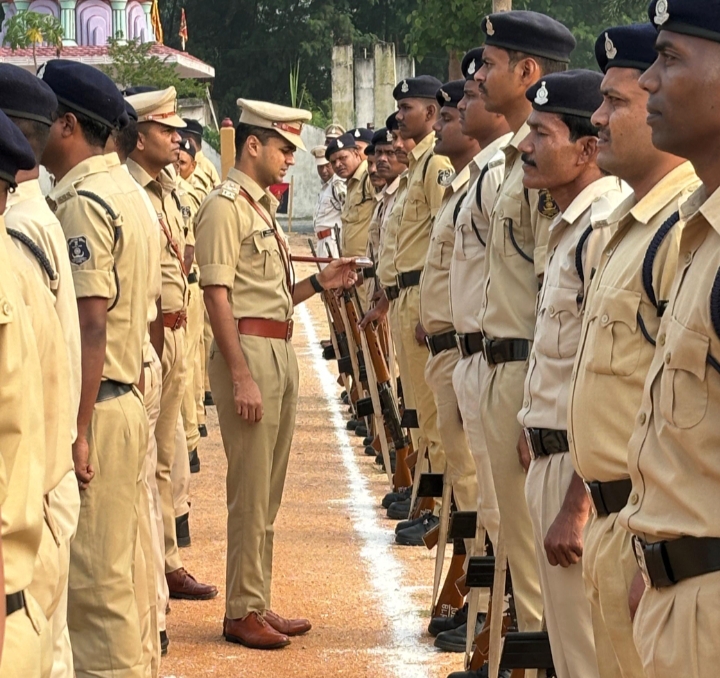 SP वैभव बैंकर ने ली परेड की सलामी, अच्छे टर्न आउट वाले जवानो को इनाम देकर किया प्रोत्साहित