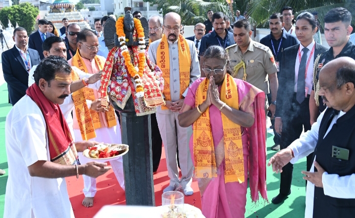 राष्ट्रपति द्रौपदी मुर्मु ने श्री जगन्नाथ मंदिर में पूजा अर्चना कर देशवासियों के सुख-समृद्धि और निरंतर प्रगति के लिए आशीर्वाद मांगा