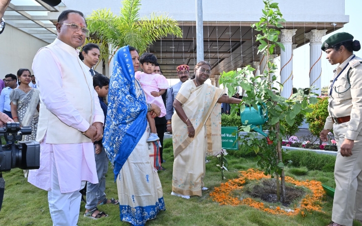 राष्ट्रपति द्रौपदी मुर्मु ने मुख्यमंत्री निवास में रोपा बेल का पौधा, करमा नर्तक दलों के बीच पहुंचकर किया उनका उत्साहवर्धन