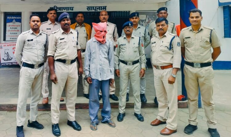 अपनी सगी पुत्री एवं सगी भतीजी के साथ दुष्कर्म करने वाला फरार आरोपी गिरफ्तार