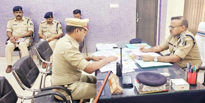 IG राम गोपाल गर्ग ने नगर पुलिस अधीक्षक छावनी कार्यालय का किया आकस्मिक निरीक्षण, शिकायतों की सूक्ष्मता से की जांच