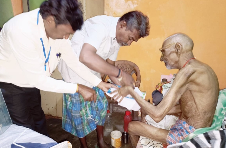 रायपुर दक्षिण विधानसभा उप निर्वाचन 2024, बुजुर्ग एवं दिव्यांग मतदाताओं के घर पहुंचा मतदान दल